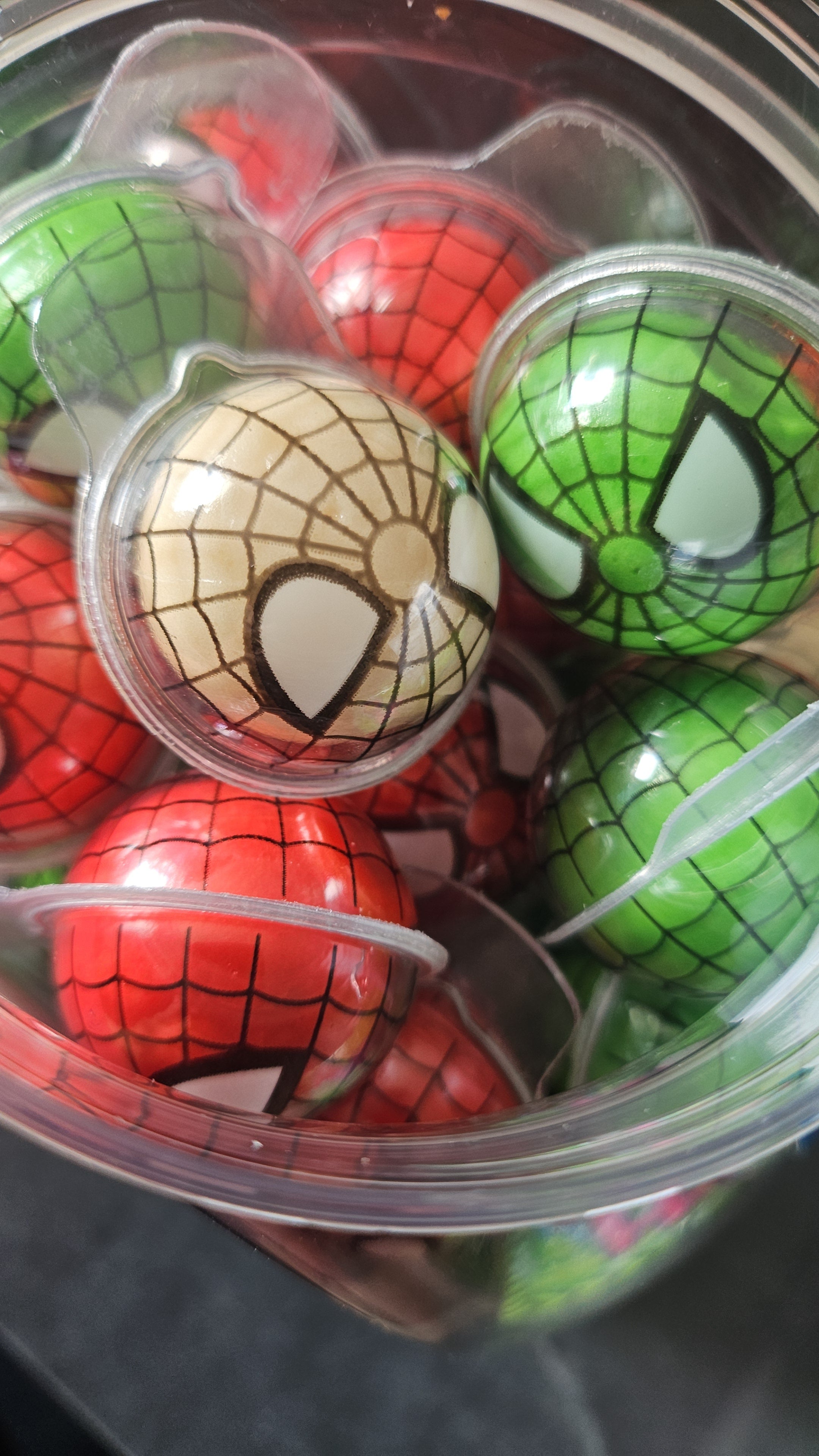 Boules Spider-Man avec coulis à l'intérieur